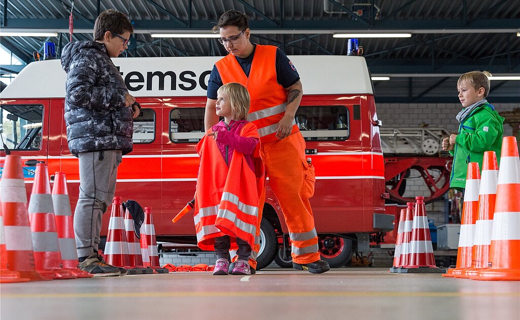 So lenkt die Feuerwehr den Verkehr, Kinder dürfen Handzeichen üben. (Barbara Scherer)
