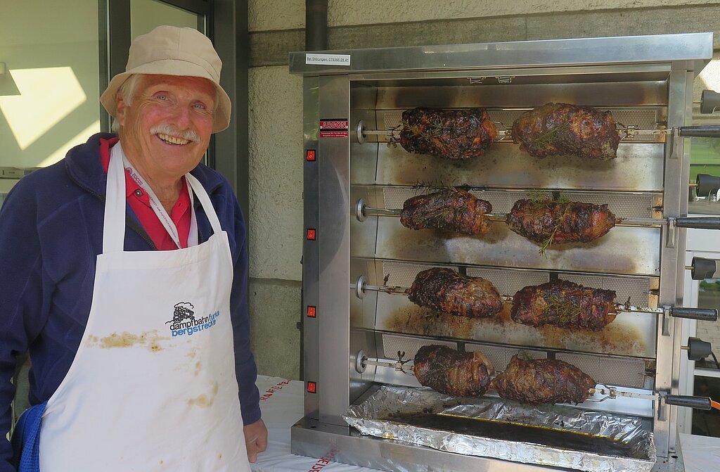 Das Fleisch wird von Albert Egli gebraten. (Muriel Zweifel)
