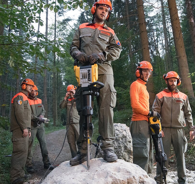 Die Zivilschützer räumen Steine aus dem Weg.(cz)
