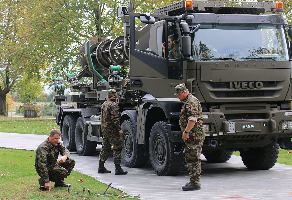 Im Tägi legen Soldaten eine Abrollstrasse aus, damit die Lastwagen nicht auf der Wiese einsinken. (Melanie Bär)
