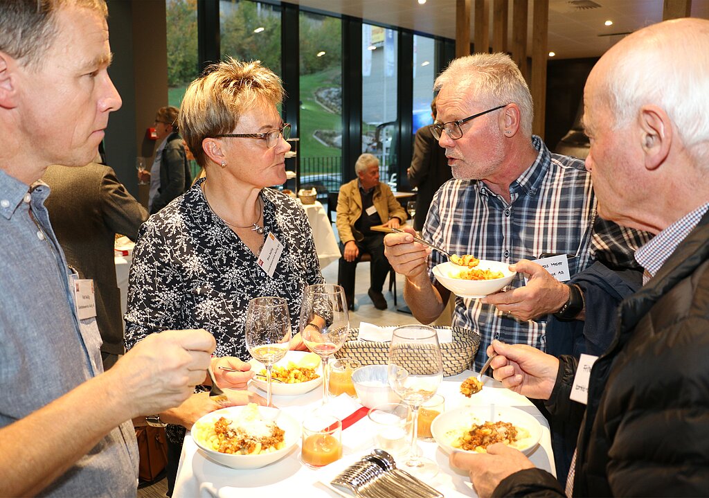 Networking der Gewerbler am Industrie-Apéro in der Eingangshalle des Hotels Ibis.
