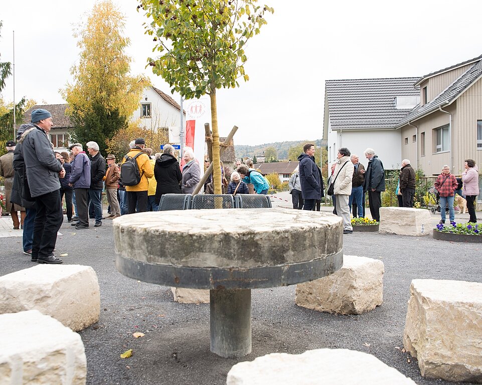 Ein alter Mühlenstein ist heute ein Tisch auf dem Haselplatz. (Barbara Scherer)
