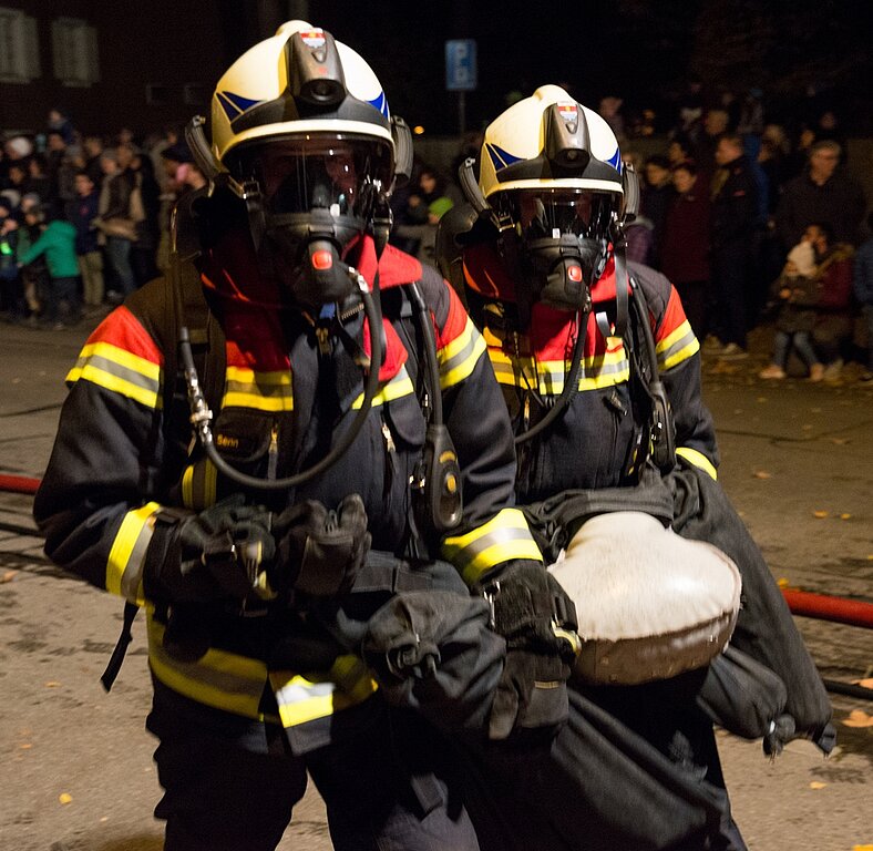 Atemschutzmasken <em>im Einsatz.</em>
