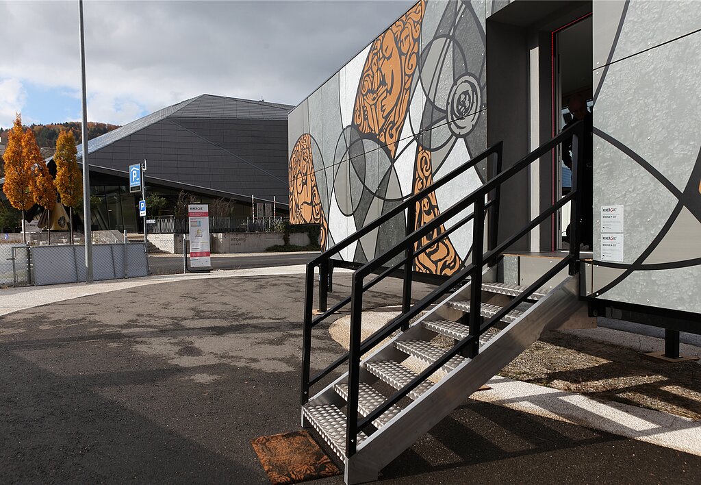 Das Minergie-Haus <em>steht direkt neben der Umwelt-Arena. (zVg)</em>
