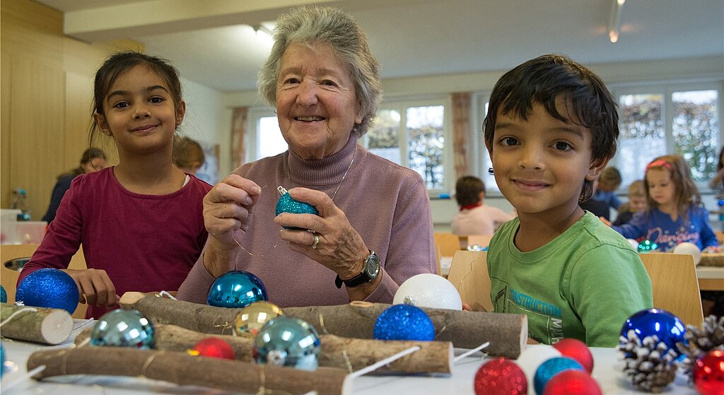 Zusammen <em>mit Oma zu basteln, bereitet sichtlich Freude.</em>
