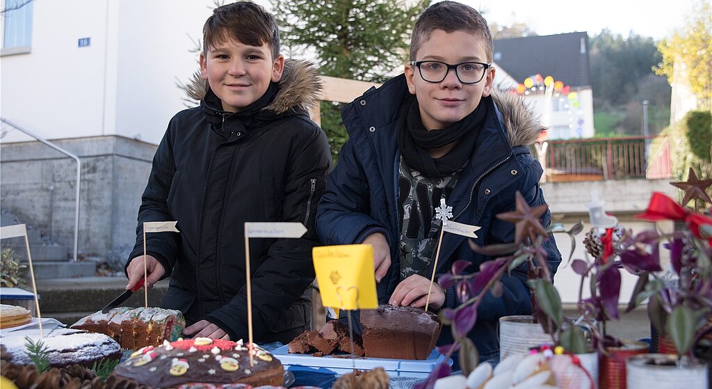 Schüler <em>der Klasse Boostock Klasse P6F verkaufen Kuchen. (bsc)</em>

