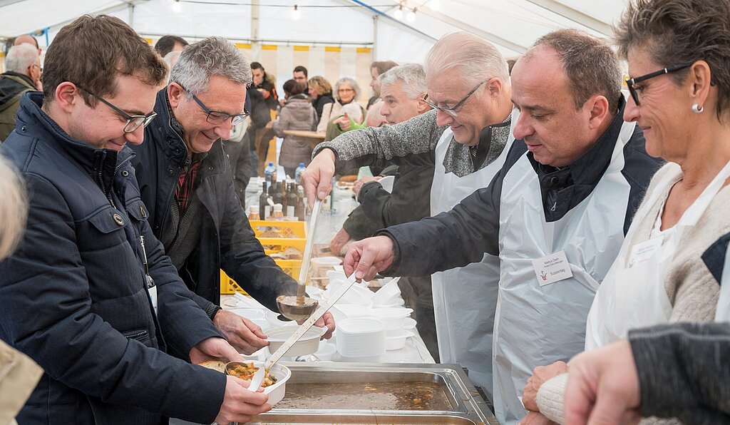 Am Suppentag <em>haben auch Roland Kuster und Markus Dieth ausgeschöpft. (Alex Spichale)</em>
