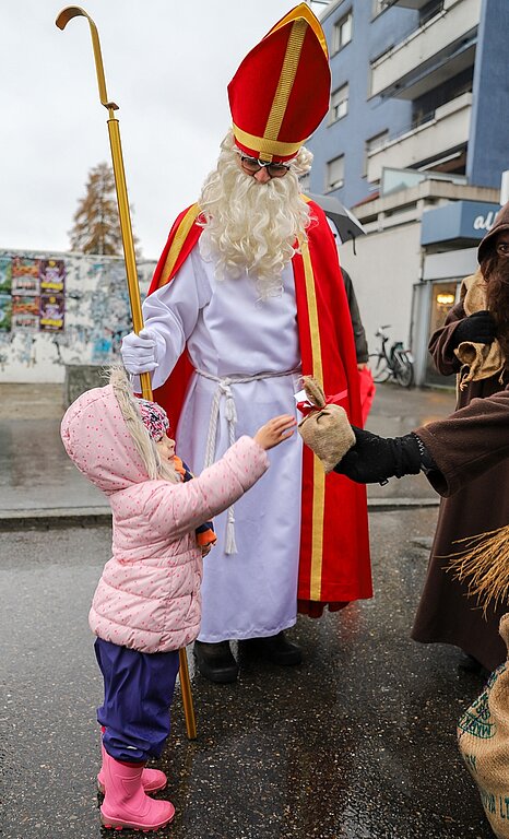 Samichlaus <em>verteilt Süssigkeiten. (gko)</em>
