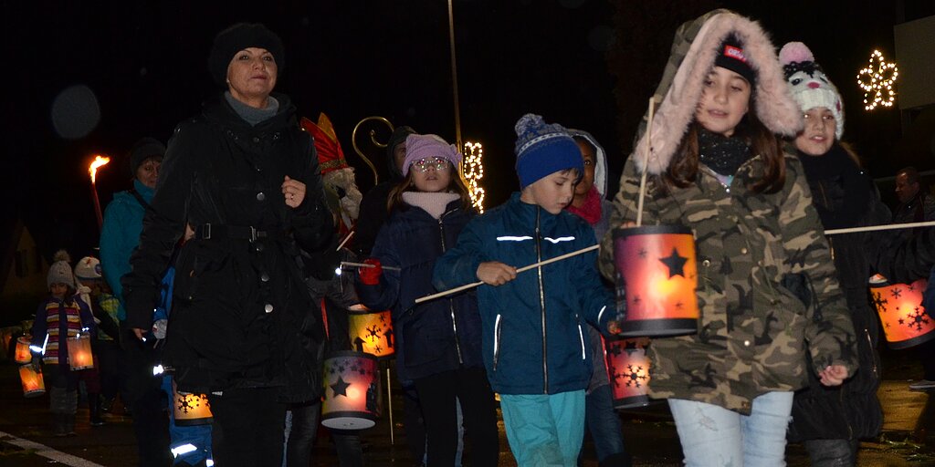 Kinder ziehen durch die Strassen mit Laternen.  (Jessica Mittner)
