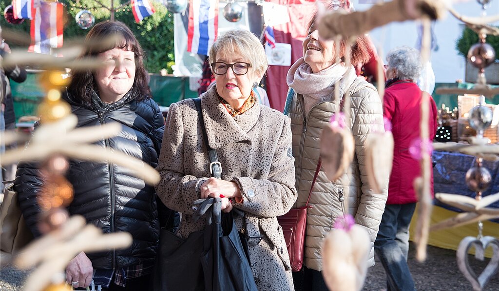 Besucherinnen bestaunen die Handwerkskunst am Markt. (bsc)
