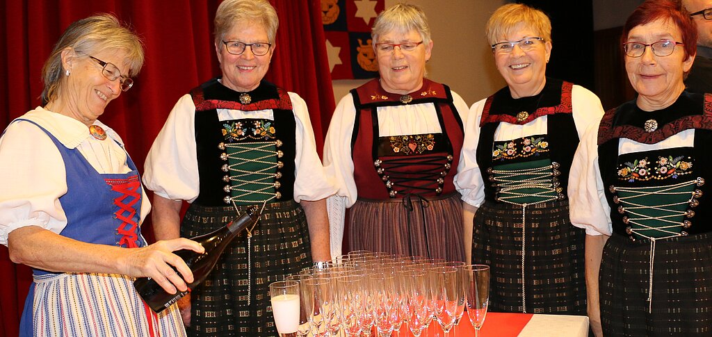 Trachtengruppe Spreitenbach <em>servierte den Apéro: Röse Rohner in der Werktagstracht und Hanni Muntwyler, Vreny Treichler, Heidi Schär sowie Gertrud Ladurner in der Festtagstracht (v. l.).Melanie Bär</em>
