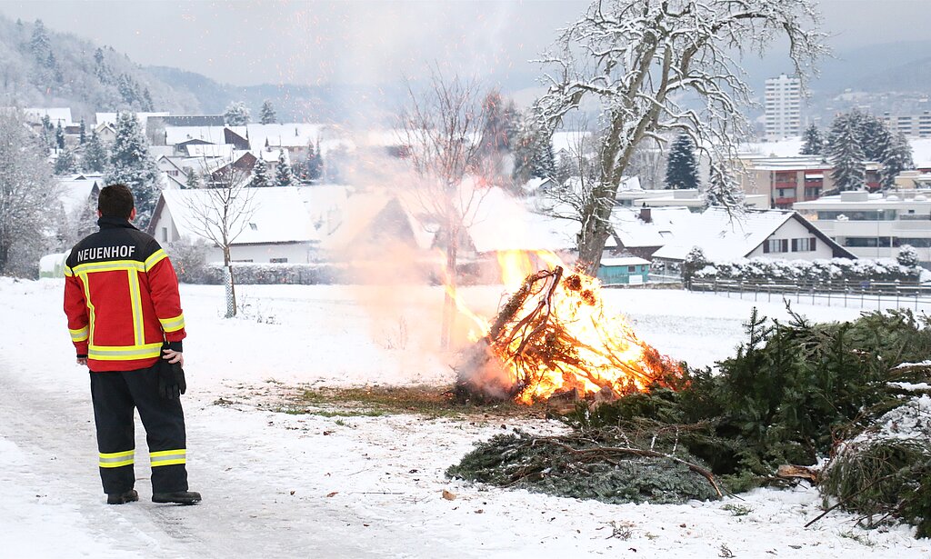 Zur Sicherheit <em>stand die Feuerwehr im Einsatz. (Noëlle Bär)</em>
