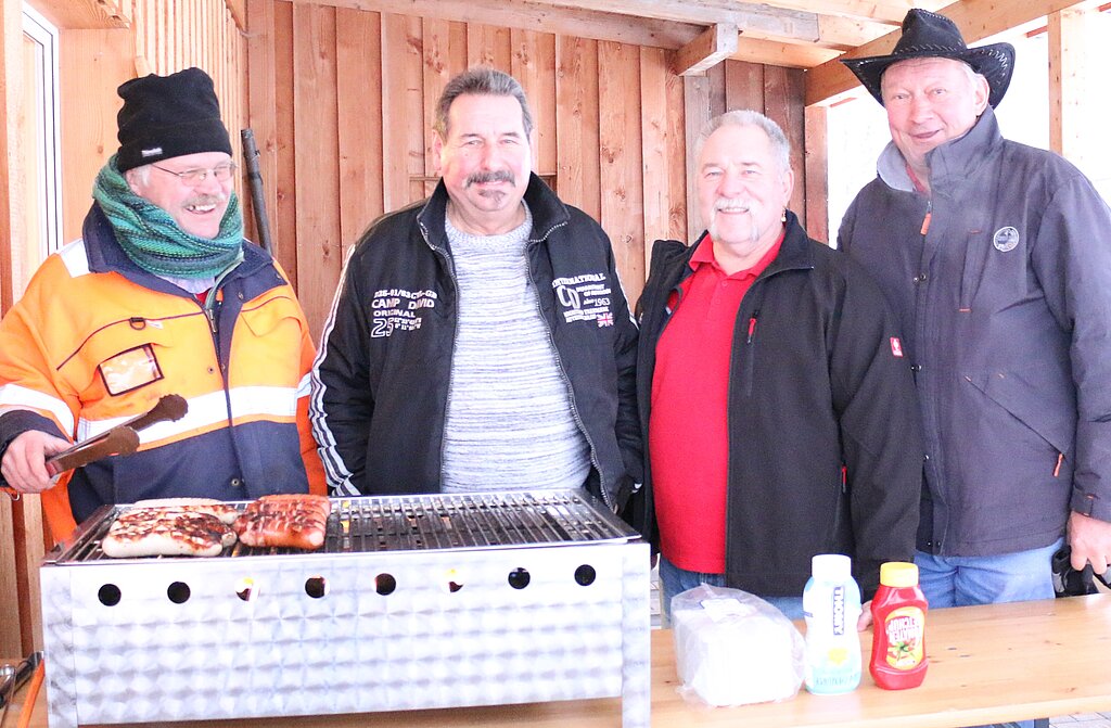 Halfen mit: <em>Daniel Wiesler, Hardy Wiederkehr, Marcel Frei und Ernst Frei (v. l.) von der Chlausgesellschaft. (Noëlle Bär)</em>
