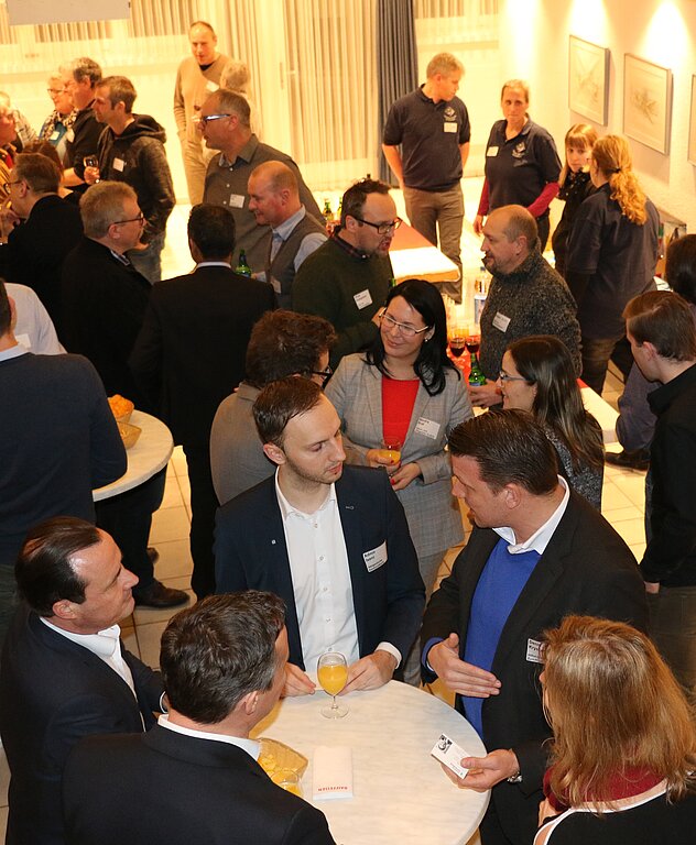 Networking gehört zum Apéro für Industrie, Dienstleistungs- und Gewerbebetriebe im Zentrumsschopf Spreitenbach.(Melanie Bär)
