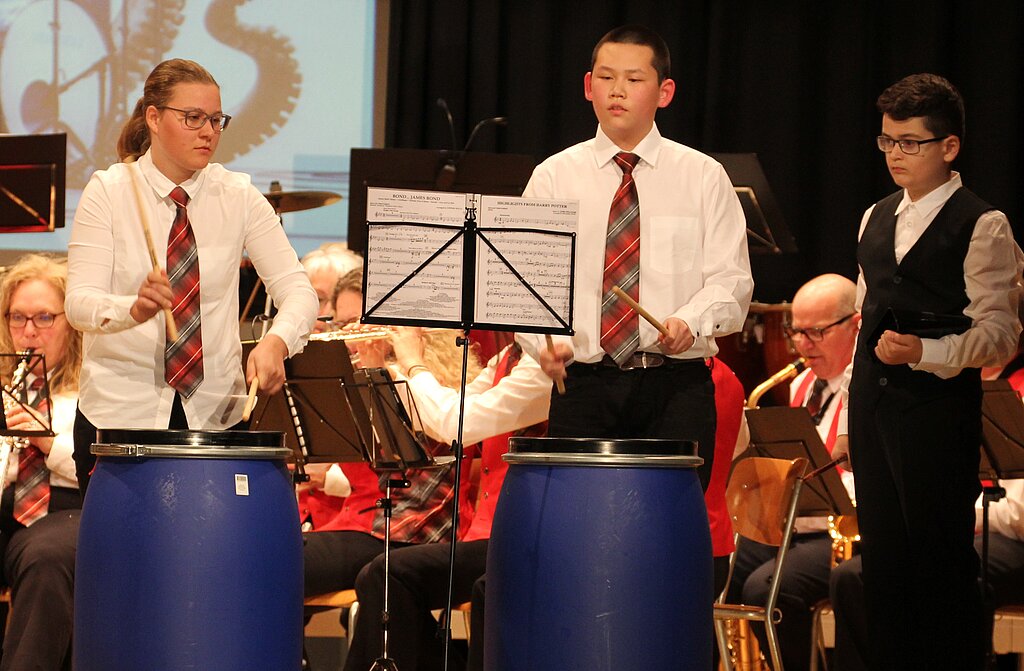 Die Percussionisten <em>spielen auf Regentonnen.</em>
