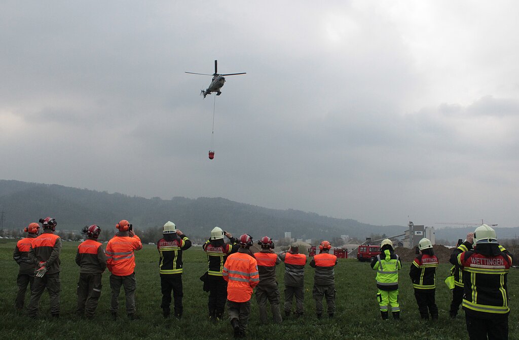 Der Helikopter <em>kommt: auch für die Mitglieder der Zivilschutzorganisation Wettingen-Limmattal und der Feuerwehr Wettingen kein alltägliches Schauspiel.</em>
