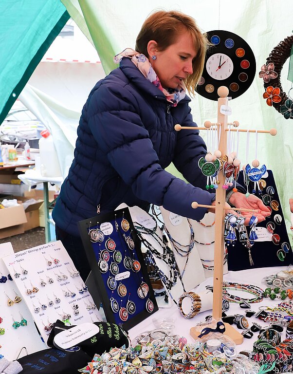 Kaffeekapsel-Schmuck<em> gibt es in Susi’s Kreativ-Atelier.</em>
