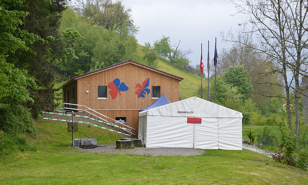 So sieht <em>das neue Pfadihaus aus: Statt Lucky Luke prangen eine Lilie und ein Kleeblatt an der Fassade.</em><em>Tristan Scherer.</em>