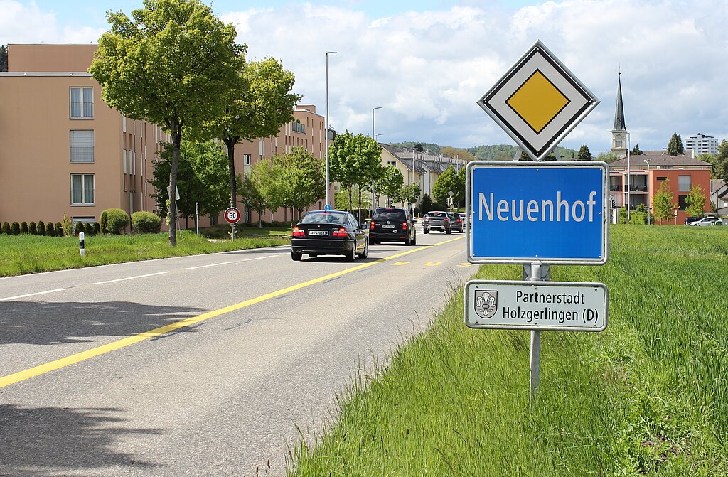Auch <em>in Neuenhof findet man den Hinweis auf die Partnerstadt.</em><em>Rahel Bühler</em>