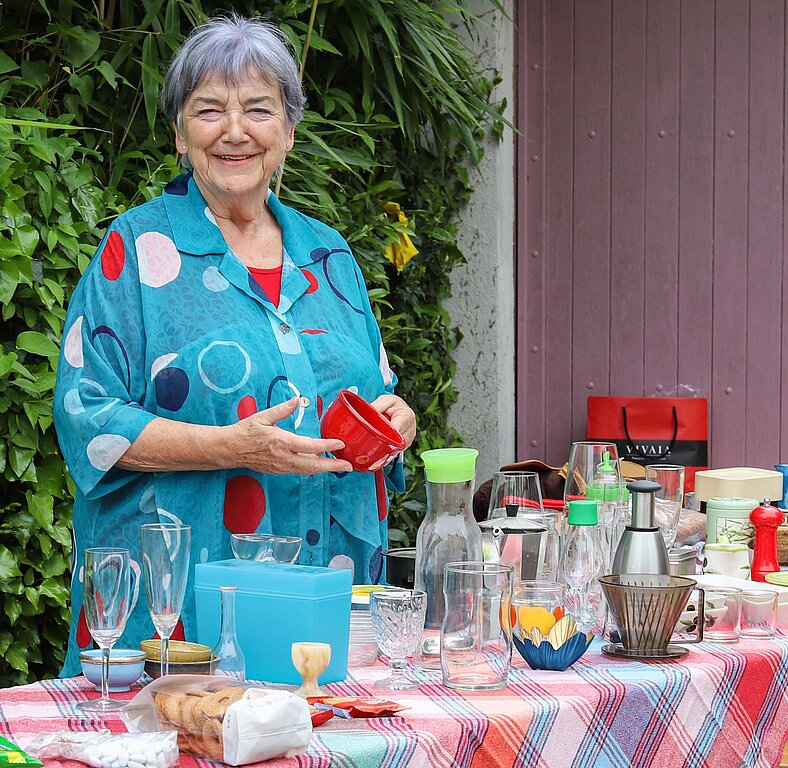 Organisatorin Annemarie Vogt verkauft Küchenartikel.
