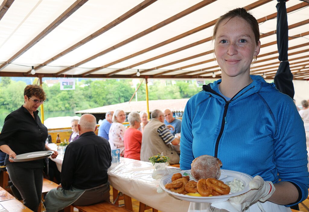 Jessica Mittner war eine der rund 50 Helfer, die am Wochenende Fisch sowie Fleisch- und Vegi-Burger servierten. Melanie Bär
