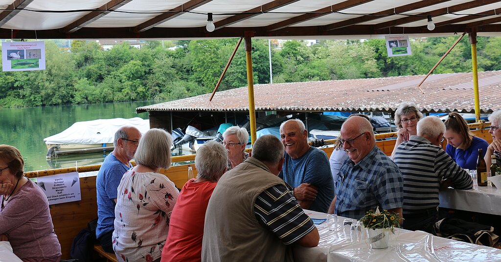 Gut besuchtes Fischessen unter den gedeckten Sitzplätzen in der Hafenanlage beim Sportplatz Stausee in Neuenhof.