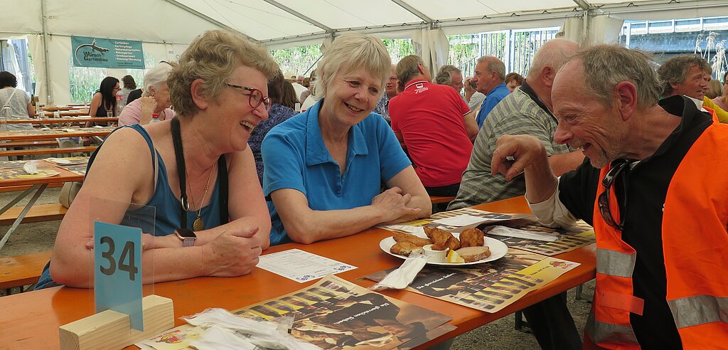 Erfreuen sich ob den Fischknusperli: Yvonne Schraner (l.), Jasmine Kuster und Herbert Schraner. Muriel Zweifel 
