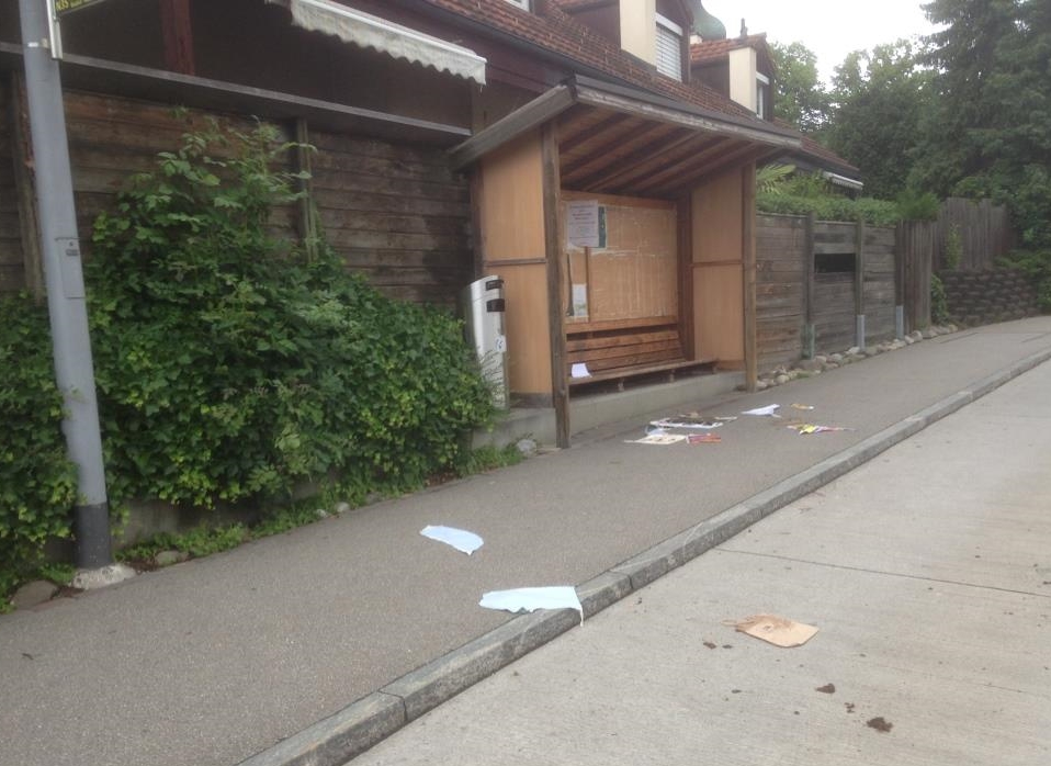 Bei der alten Kirche haben junge Erwachsene Plakate heruntergerissen. zVg
