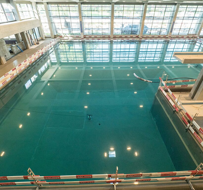 Die Dichtigkeit im Hallenbad wird überprüft. zVg
