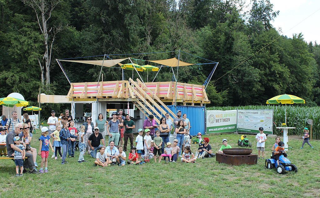 Ungefähr 60 Personen besuchten die Eröffnung des Maislabyrinths. Im Hintergrund die Aussichtsplattform aus Holz.