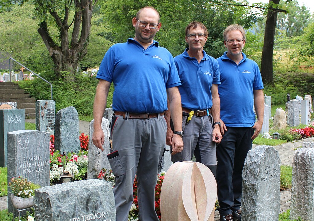 Kümmern sich um den Friedhof: Beat Frei (Gruppenleiter Friedhof), Thomas Hertl (Friedhofsgärtner) und Rémy Monney (Leiter Werkhof und Entsorgung).
