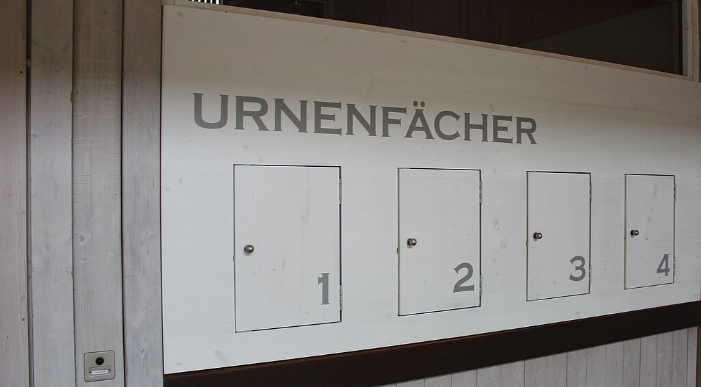 Auf dem Friedhof Brunnenwiese gibt es vier Urnenfächer. Die Friedhofsgärtner kontrollieren sie täglich. Rahel Bühler
