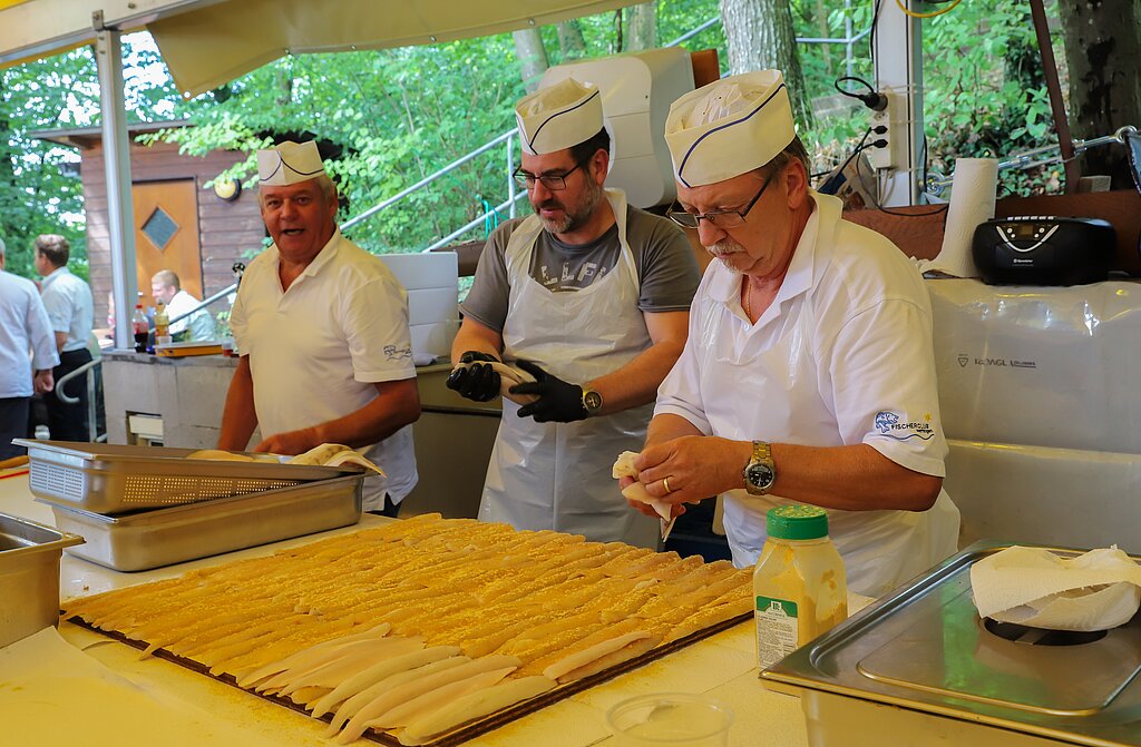 Drei Fischer würzen die Zanderfilets (v.l.): Heinz Ledergerber, Alex Waldvogel und Markus Richner.
