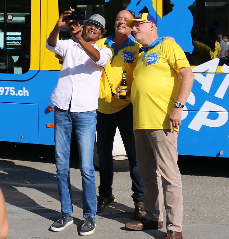 Auf dem Rathausplatz werden fleissig Selfies gemacht.