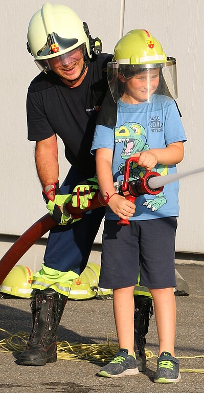 Feuerwehrmann Silvio Rüegg und Damian Koller.
