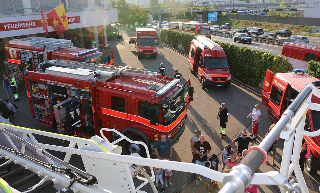 Spreitenbacher Feuerwehr liess Besucher in die Autodrehleiter einsteigen.

