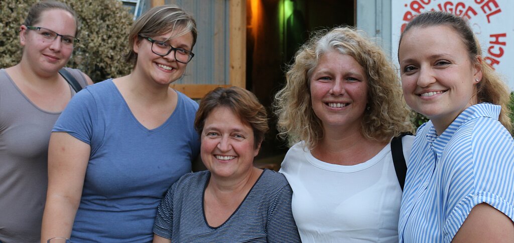 Bar-Chefin Seraina Lienberger (r.) mit Besucherinnen und Helferinnen.
