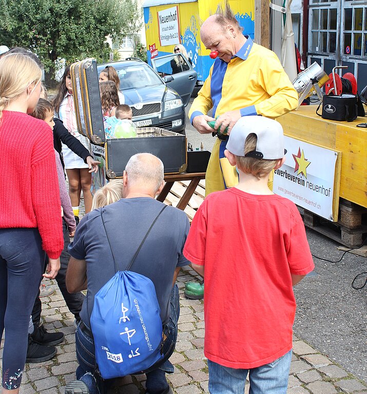 Viele Kinder wollten die Ballonkünste des Clowns sehen.
