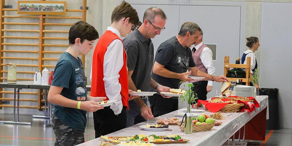 Das Buffet ist eröffnet. Zopf, Brot, Konfitüre, Kuchen und Birchermüesli sind nur eine kleine Auswahl vom Frühstücksbuffet.
