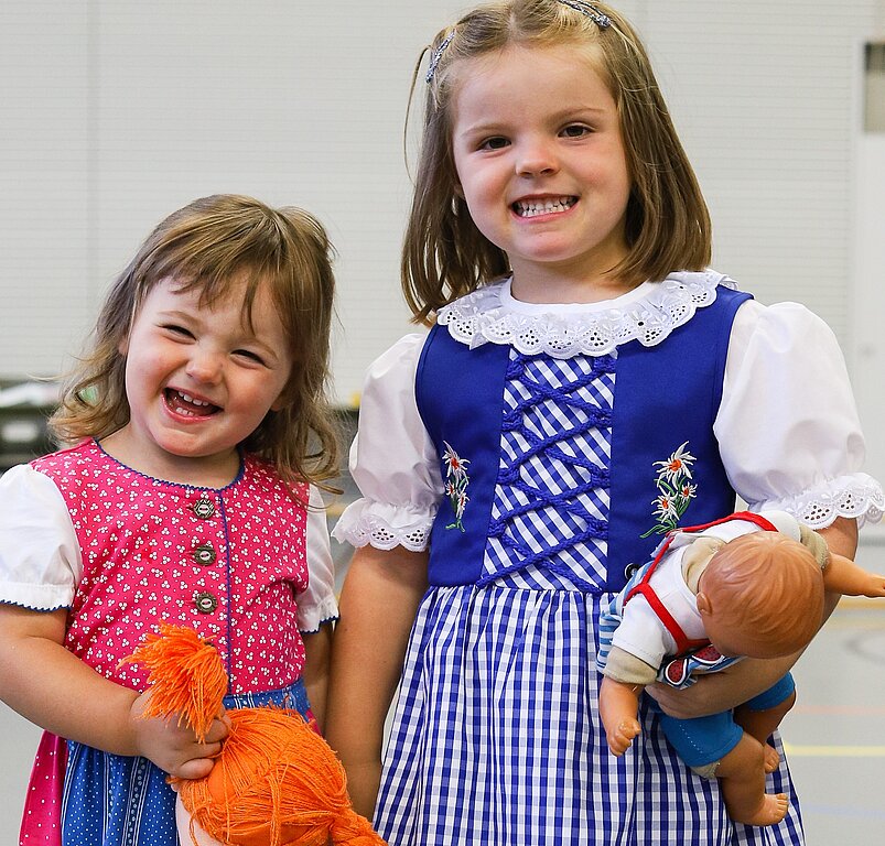 Aline und Leonie Hersche freuen sich, dass sie mittanzen dürfen.