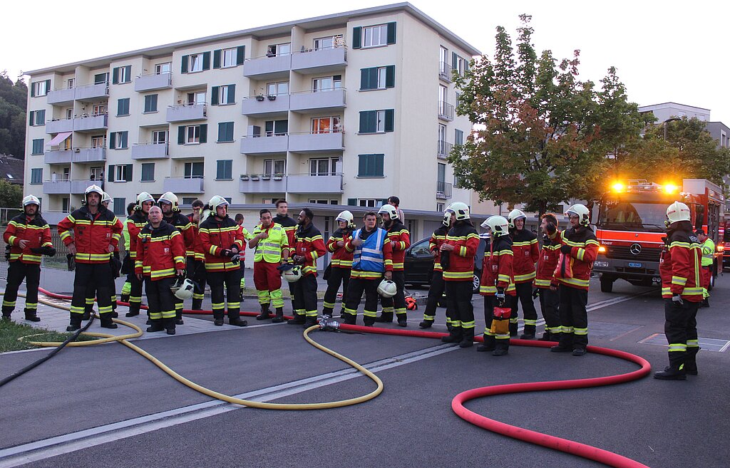 Die Feuerwehr Neuenhof umfasst 78 Männer und 4 Frauen. Ein Grossteil davon war am vergangenen Freitag an der Hauptübung dabei. Rahel Bühler
