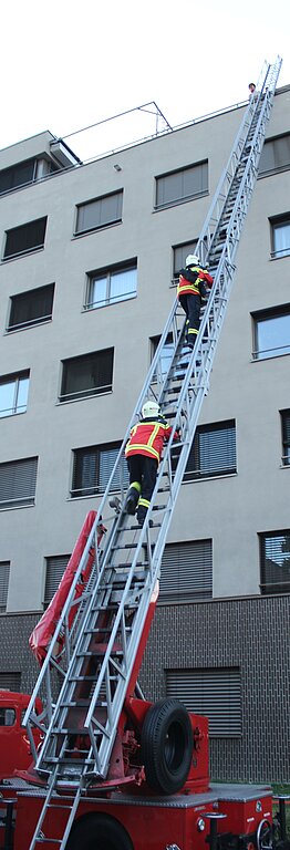 Die Autodrehleiter im Einsatz.
