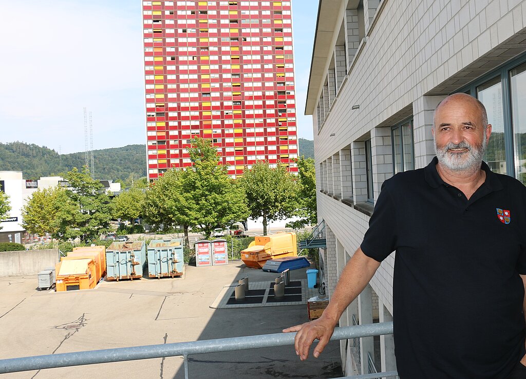 Viktor Ott im Werkhof auf dem Bauamtsareal an der Zentrumsstrasse 11 mit den Mulden. Melanie Bär
