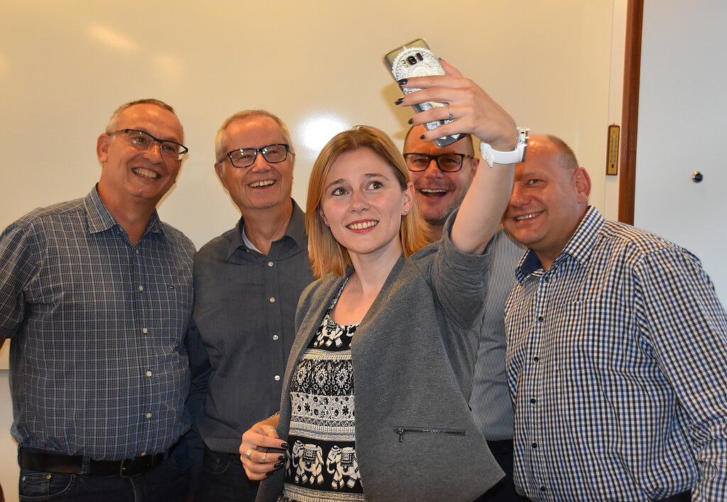 Zur Gratulation gibt’s ein Selfie mit dem Gemeinderat: Roger Mohr, Markus Mötteli, Joëlle Baumgartner, Marcel Lang, Valentin Schmid. Es fehlt Doris Schmid. Stefan Biedermann