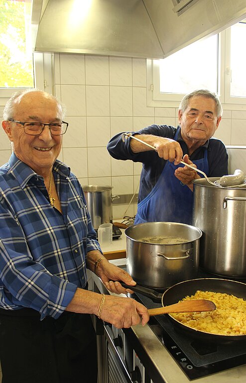 Sie bereiten <em>Rösti und Leberwurst zu: Edi Meier und Ruedi Mohr (v.l.).</em>