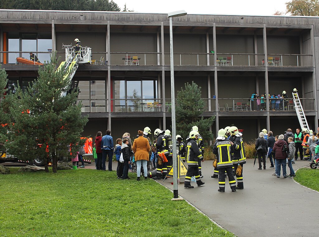 Mit zwei Leitern retten die Feuerwehrleute die Figuranten von den Balkonen des Schulhauses Hasel. Rahel Bühler
Mit zwei Leitern retten die Feuerwehrleute die Figuranten von den Balkonen des Schulhauses Hasel. Rahel Bühler