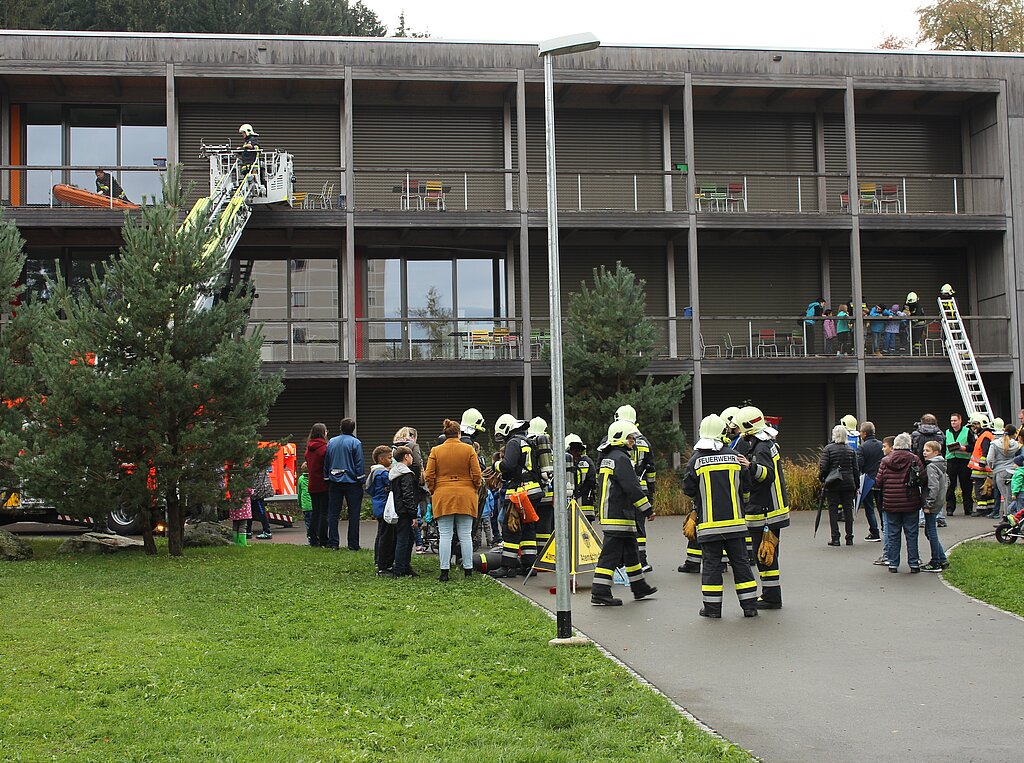Mit zwei Leitern retten die Feuerwehrleute die Figuranten von den Balkonen des Schulhauses Hasel. Rahel Bühler

