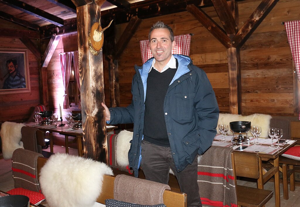 Tägi-CEO Marco Baumann im Fondue-Chalet zwischen den Eisfeldern. bär