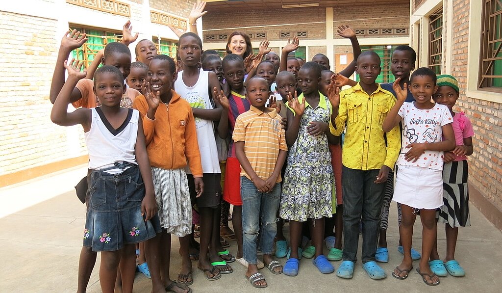 Auf Besuch in Ostafrika: Anna Nipp (hinten in der Mitte) mit den Kindern in Burundi. zVg