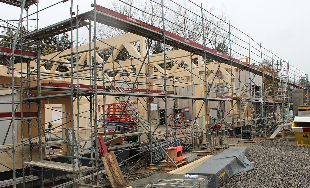 So sieht das Gebäude von aussen aus. Es ist primär Holz und Beton gebaut.